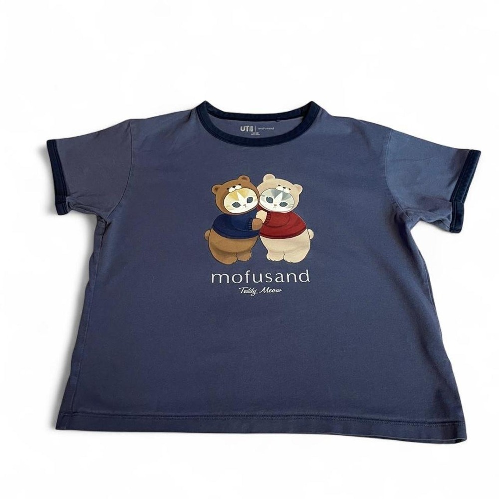 Uniqlo UT Mofusand T-shirt with two cartoon bears hugging